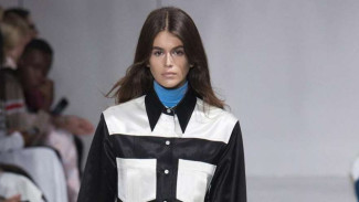 Kaia Gerber Kepergok Jalan Bareng Mantan Pacar Ariana Grande