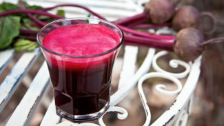 Makan Buah Bit Sepanjang Hari, ASI Wanita Ini Berwarna Pink