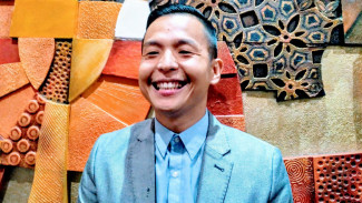 Bikin Film Sentil Pejabat Korup, Ernest Prakasa Gak Takut