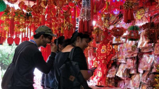 Berburu Ornamen Imlek di Pecinan Glodok