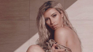 Gaya Menggoda Kim Kardashian di Vogue India