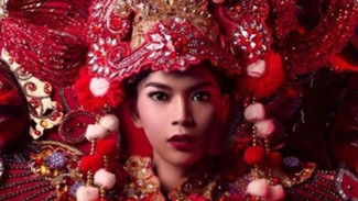 Busana Terbaik Dinda Syarif di Kontes Kecantikan Transgender