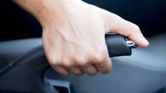Dampak Buruk Lupa Turunkan Rem Tangan Mobil