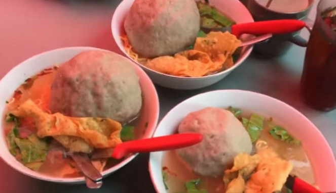 Bakso raksasa.