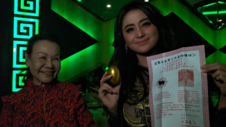 Demi Telur Emas, Dewi Perssik Rela Keluarkan Rp25 Juta