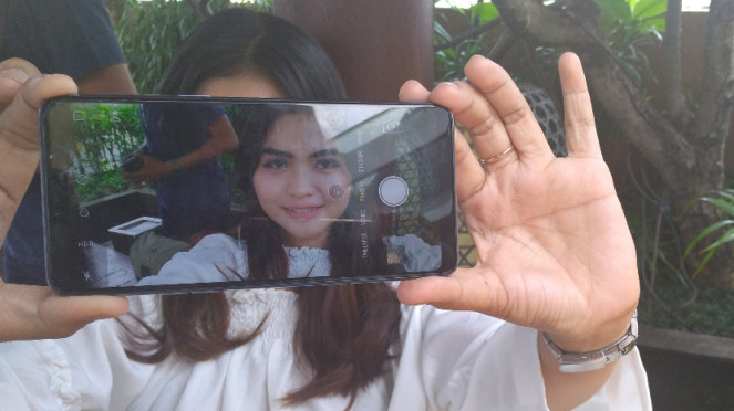 Oppo F7.