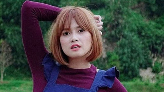 Chika Jessica Terharu Diberi Bunga Pengantin Jenita Janet
