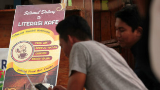 Tak Sekadar Nongkrong, di Kedai Kopi Ini Bisa Pinjam Buku