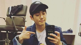 Tips Pose Selfie Hasil Keren Ala Suho EXO