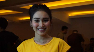 Harga Satu Sneakers Koleksi Ayu Ting Ting Bisa Buat Beli Motor