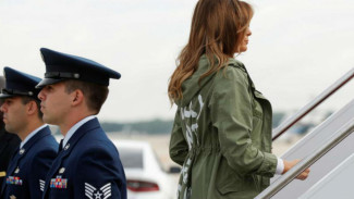 Kunjungi Kamp Pengungsi, Jaket Melania Trump Jadi Sorotan