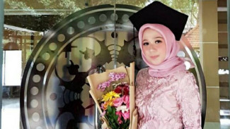 Amilia Agustin, Si Ratu Sampah yang Lulus Cum Laude