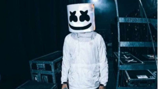 Aksi DJ Marshmello Masak Tofu Ditemani Ular Piton