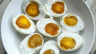 RESEP: Telur Asin Bikinan Sendiri, Dijamin Masir dan Berminyak
