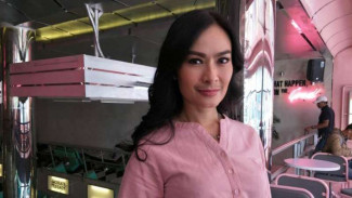 Hadiri Resepsi Baim-Paula, Busana Iis Dahlia Perlihatkan Belahan Dada