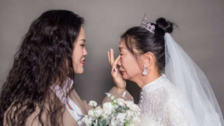 Wanita Ini Jadi 'Pengantin Pria' untuk Ibunya