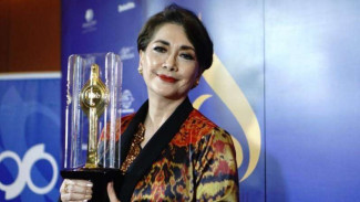 Raih Lifetime Achievement Awards Piala Citra, Widyawati Teringat Ibu