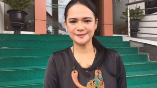 Shezy Idris Hadiri Sidang Cerai Bersama Orangtua