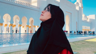 Camila Cabello Berhijab, Pembalap Tewas, Bos Bukalapak Temui Presiden