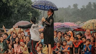 Bantu Keluarga di Luwu Utara, Evi Masamba Lelang Alphardnya