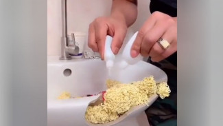 Bikin Melongo, Pria Ini Tambal Wastafel yang Pecah Pakai Mi Instan
