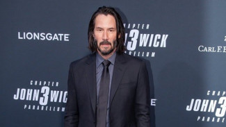 Keanu Reeves dan Eks Kekasih Saling Goda di Depan Pacar Baru