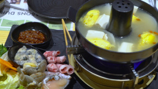 Resto Ini Sajikan Menu Hotpot dan Nasi Goreng Durian, Apa Rasanya?
