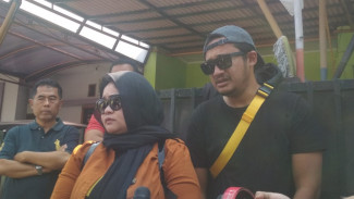 Isa Bajaj Bawa Barbel Saat Pemakaman Agung Hercules