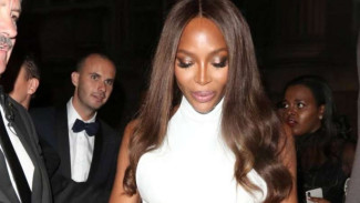 Bak Tertembak, Gaun Naomi Campbell Berdarah di London Fashion Week