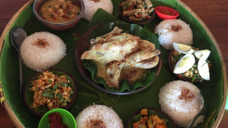 Menikmati Ayam Kenduri di Tengah Hamparan Sawah Hijau