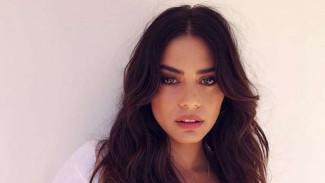 Gaya Seksi Lorenza Izzo, Topless hingga Kasual