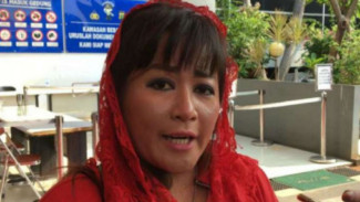 Dewi Tanjung ke SBY: Daripada Bayar Pendemo Mending Bikin Lagu