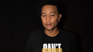 Santai Nonton Konser John Legend, Anies Baswedan Fokus Nikmati Momen Bareng Istri