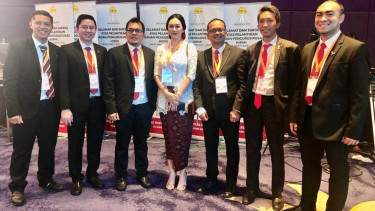 Aura Kasih (tengah)