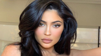 Pamer Cincin di Jari Manis, Kylie Jenner dan Travis Scott   Menikah?