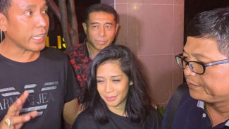 Karen Pooroe dan Arya Claproth Resmi Cerai