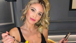 Ketika Gelandang Juventus Keciduk Pelototi Bokong Jurnalis Cantik