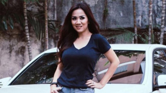 Pose Menggoda Tante Ernie Bareng Mobil Mewah dan Klasik