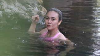 Mandi di Kali, Warganet Sebut Wulan Guritno Bagai Bidadari