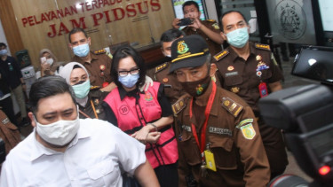 Jaksa Pinangki Sirna Malasari (rompi merah muda), tersangka kasus gratifikasi.