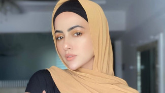 Artis India yang Jadi Mualaf sampai Keyakinan Deva Mahenra