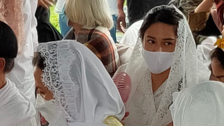 Dian Sastro Ikuti Proses Pemakaman Adiguna Sutowo