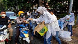 Cerita Arzeti Bilbina Bagikan Makanan Berbuka di Jalan