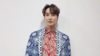 Geger Leeteuk dan Yesung SuJu Pakai Batik Rancangan Ridwan Kamil