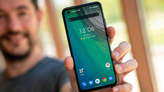iPhone 13 Mini Vs Zenfone 8, Adu Kuat Sesama Ponsel Mungil