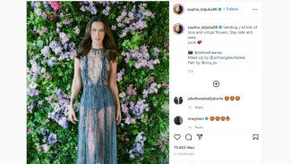 Sophia Latjuba Pakai Gaun Transparan, Netizen: Vampir yang Selalu Muda