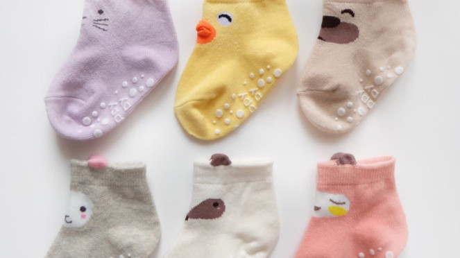 Kaos kaki bayi.