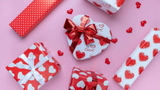 Bukan Bunga! Ini 5 Kado Valentine yang Bikin Pasangan Baper