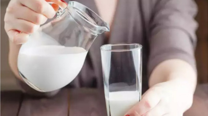 Minum susu.