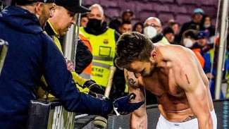 Kacau, Ivan Rakitic Dilucuti Fans Barcelona Hingga Nyaris Bugil
